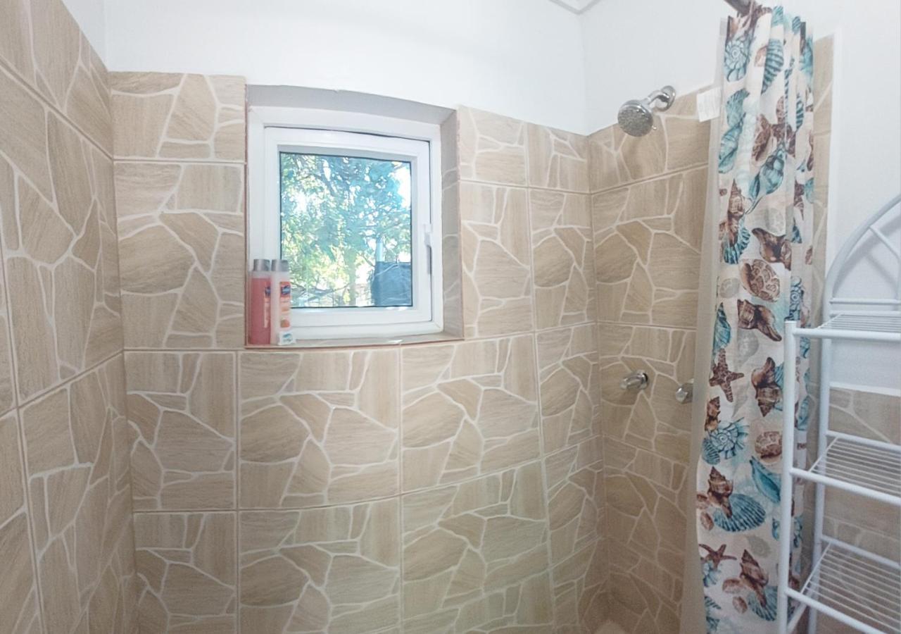 Budget & Basic In Local Neighborhood, 7Min Drive To Downtown Nassau Beach Paradise Lejlighed Eksteriør billede